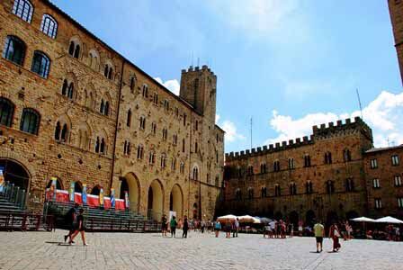 La preciosa Piazza dei Priori de Volterra