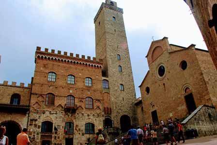 Piazza del Duomo con la Torre Grossa en San Gimignano