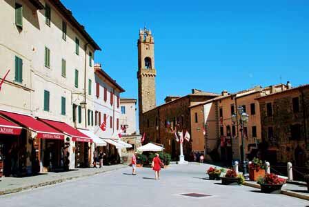 Plaza del pueblo de Montalcino en la Toscana