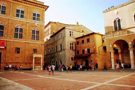 Plaza del pueblo de Pienza en la Toscana