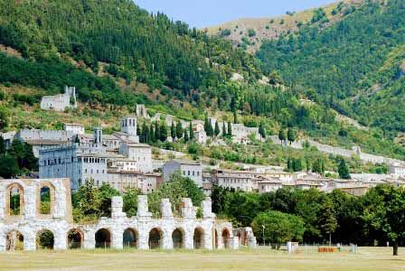 Vista de Gubbio desde el anfiteatro romano