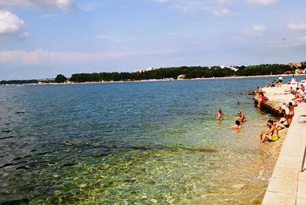 Aguas cristalinas en las playas de Porec (Croacia)