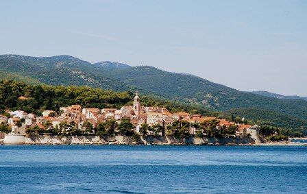 Impresionante panorámica de la isla de Korcula desde el ferry (Croacia)