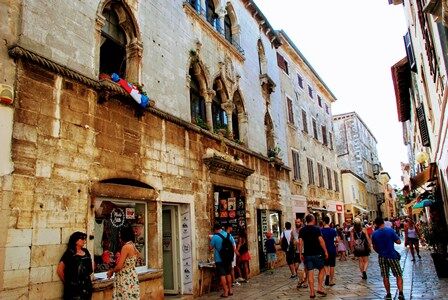 Preciosos palacetes en la calle Decumanus de Porec (Croacia)