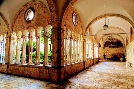 Claustro del Monasterio de San Francisco en Dubrovnik