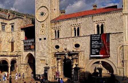 Edificio de la Guardia Principal, junto a la Torre del Reloj en Dubrovnik