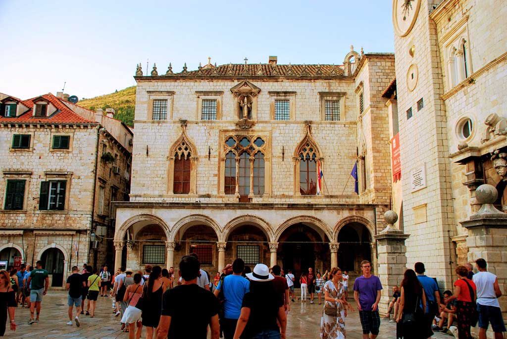 El Precioso Palacio Sponza en la Plaza de Luza de Dubrovnik