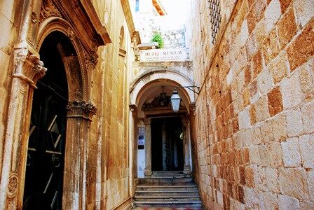 Entrada al Museo del Monasterio de San Francisco en Dubrovnik