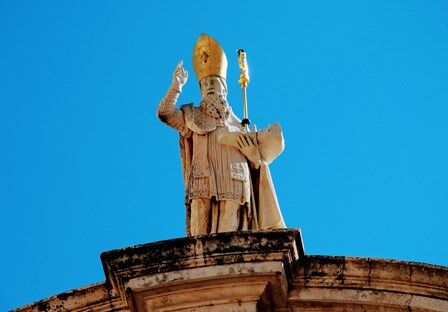 Escultura de San Blas con la maqueta de Dubronik, coronando la iglesia de San Blas en Dubrovnik