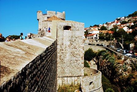 Impresionante altura y grosor de las murallas y bastiones de Dubrovnik