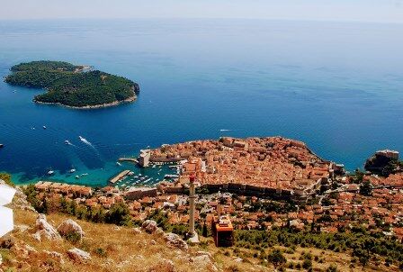 Impresionantes vistas de Dubrovnik y la isla de Lokrum desde el teleférico