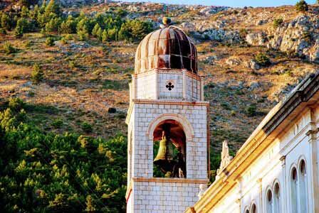La campana del reloj de Dubrovnik con los Zelenci, Baro y Maro