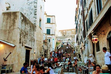 Majestuosas escaleras que llegan hasta la Iglesia de los Jesuitas de Dubrovnik