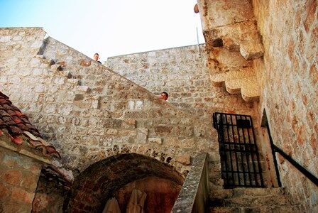 Puerta de acceso a las murallas de Dubrovnik en la Fortaleza San Lucas