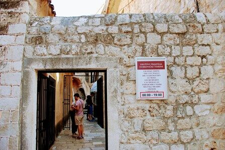 Puerta de acceso a las murallas de Dubrovnik en la Fortaleza San Lucas