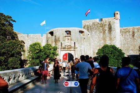 Señales de dirección en la Puerta de Pile en Dubrovnik