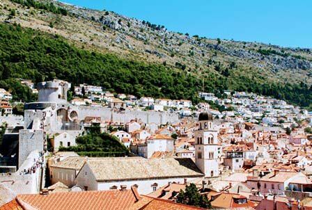 Vistas de la Torre Minceta, las murallas, el Monasterio franciscano y el Monte Srd