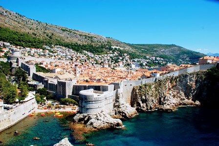 Vistas de la ciudad amurallada de Dubrovnik desde el fuerte Lovrijenac