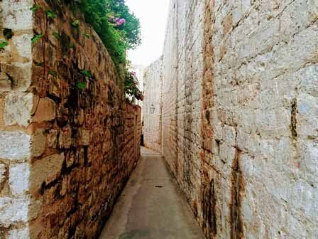 Buscando la puerta mágica al Bar Buza en las murallas de Dubrovnik
