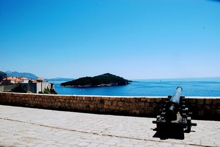 Cañones en el Fuerte Lovrijenac, custodiando la Bahía de Pile (Dubrovnik)