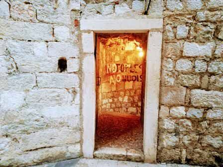 Entrada al Bar Buza, que traspasa las murallas de Dubrovnik