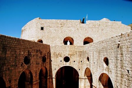 Interior del Fuerte de San Lorenzo o Lovrijenac en Dubrovnik