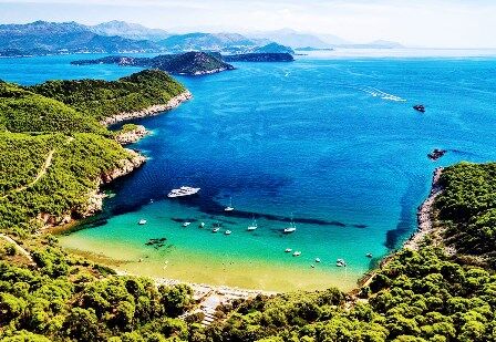 La preciosa playa de Sunj de arena en la isla de Lopud