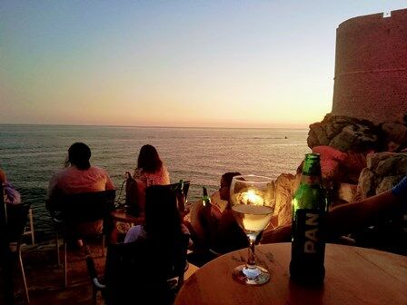Disfrutando de una copa de vino y una cerveza local en el Bar Buza de Dubrovnik