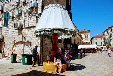 Curiosa sombrilla en la Plaza de Armas de Kotor, Montenegro