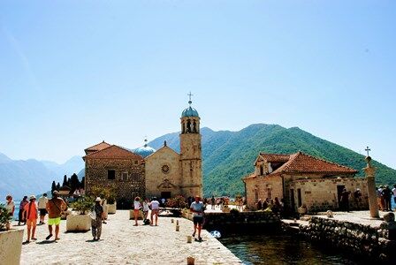 Iglesia de Nuestra Señora de las Rocas en la Bahía de Kotor (Montenegro)