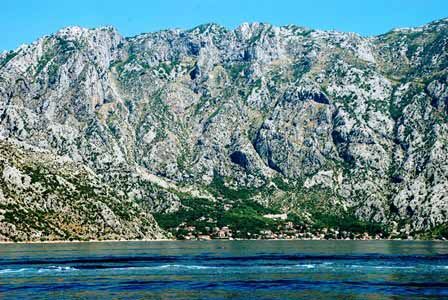 Impresionantes montañas en la Bahía de Kotor (Montenegro)