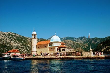 La isla de Nuestra Señora de las Rocas o Gospa od Skrpjela en la Bahía de Kotor (Montenegro)
