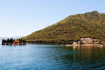 Las dos islitas frente a Perast en la Bahía de Kotor en Montenegro