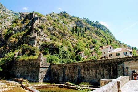 Murallas de Kotor vistas desde la puerta del río