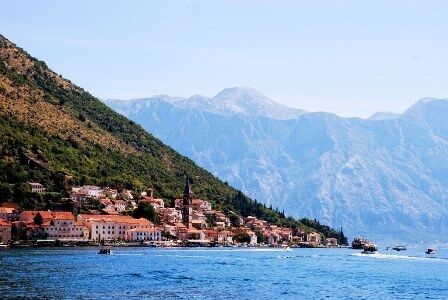 Panorámica de Perast en la Bahía de Kotor en Montenegro