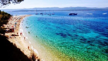 Playa de Zlatni Rat o cuerno de oro en la isla de Brac (Croacia)