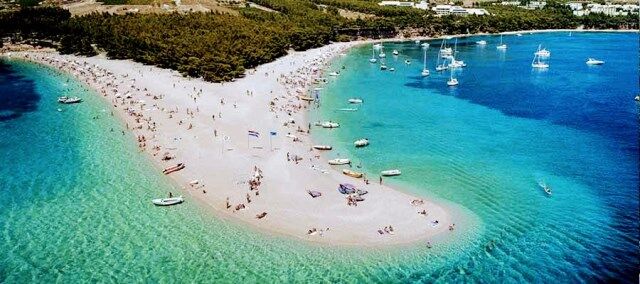 Playa de Zlatni Rat o Cuerno de Oro en Bol, isla de Brac (Croacia)