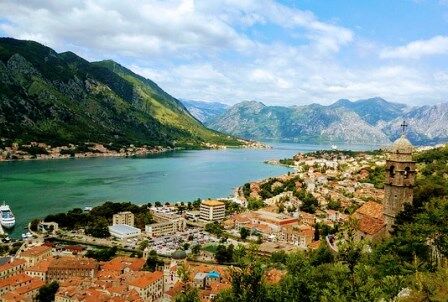 Vistas preciosas desde las murallas de Kotor en Montenegro