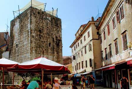 Antigua torre de Porec, hoty convertida en restaurante (Croacia)