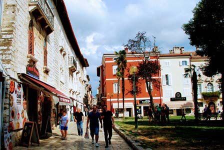 Callejuelas en Porec con preciosos palacios venecianos (Croacia)