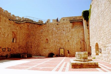 Castillo de Frankopan, del año 1991 en la isla de Krk (Croacia)