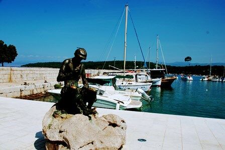El precioso pueblo de Njivice en la isla de Krk (Croacia)
