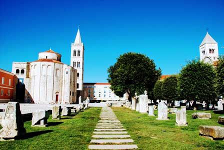 Iglesia de San Donato, el campanario de la Catedral y la Iglesia de Santa María en el Foro Romano de Zadar (Croacia)