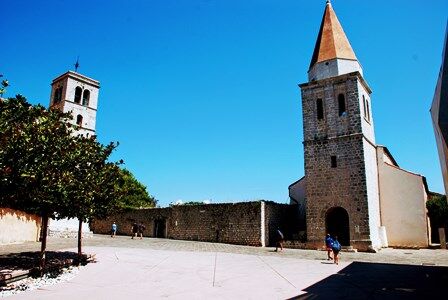 La Iglesia de Nuestra Señora de la Salud y la Iglesia de San Francisco en lo alto de Krk (Croacia)