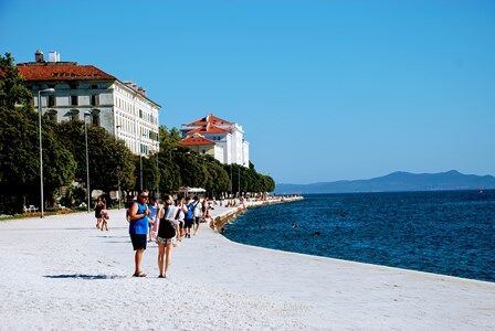 Paseo Maritimo de Zadar con la universidad al fondo y las islas (Croacia)