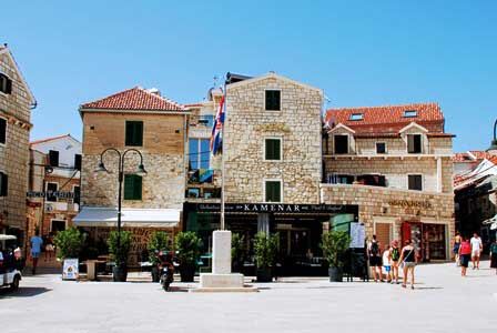 Plaza principal de Primosten (Croacia)