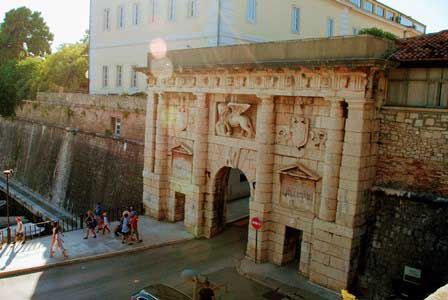 Porta Zara o Puerta Terrafema, en la antigua muralla de Zadar (Croacia)