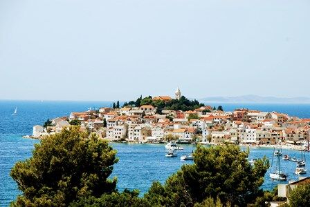 Preciosa panorámica de Primosten desde la carretera (Croacia)