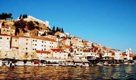 Preciosa panorámica de Sibrnik desde el barco (Croacia)