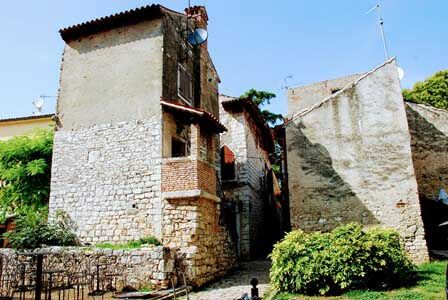 Preciosas casa del siglo XII en Porec (Croacia)